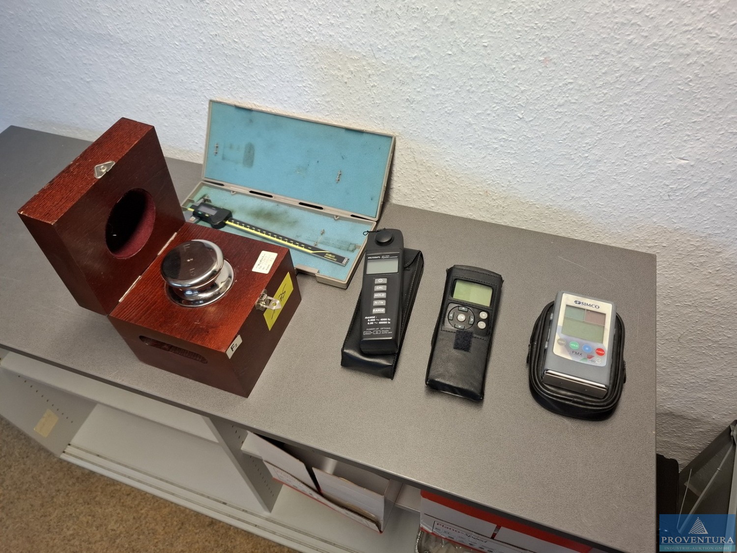 Messtechnik aus Insolvenz der Sonnplast Solutions GmbH Kamera KEYENCE CV-200M CCD mit Image Sensor und Beleuchtungssteuerung, Digitalmessschieber, etc.
