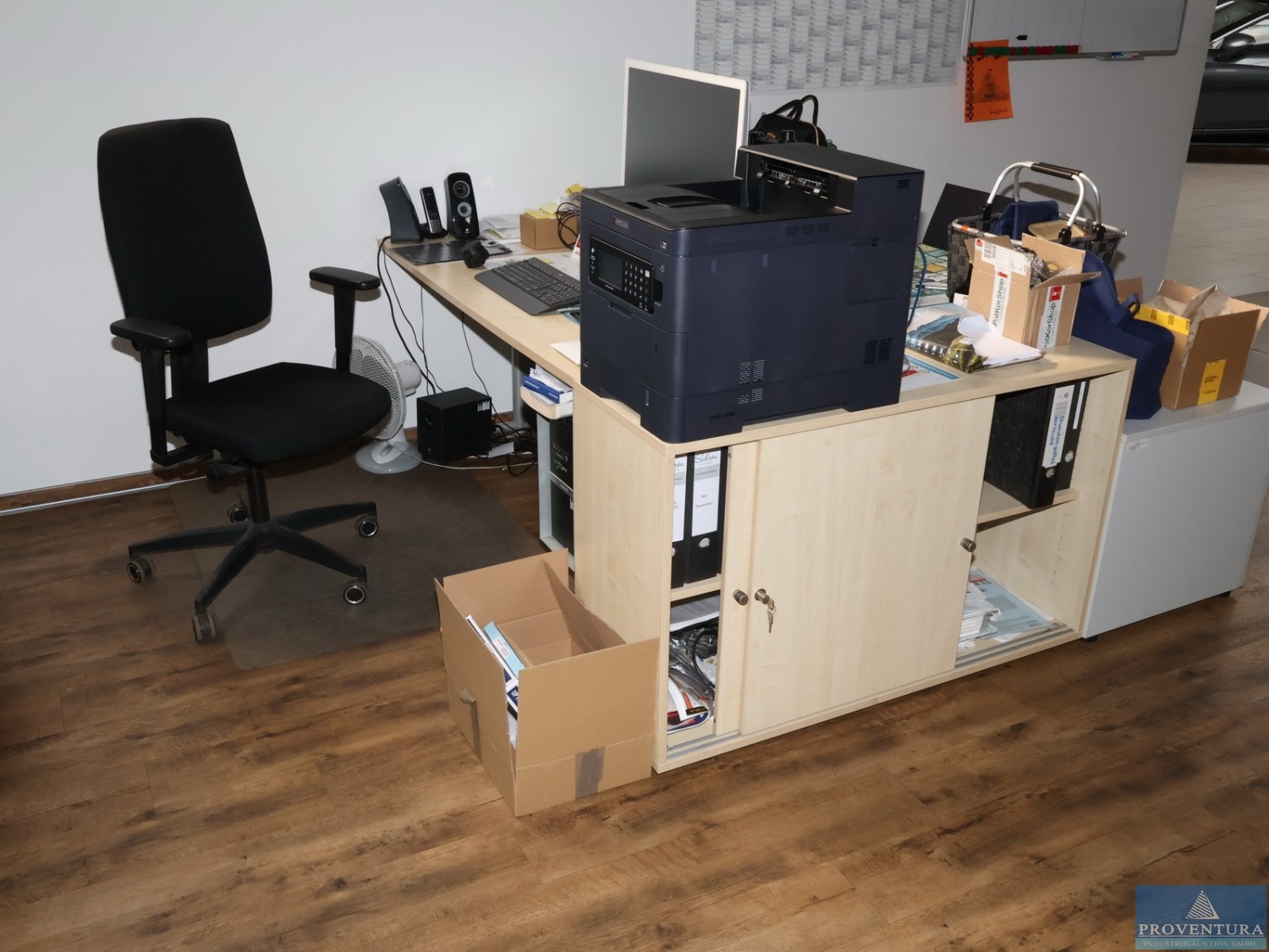 Nachversteigerung MG-Autohaus: 13 Pos., Büromöbel, Werkzeuge etc.