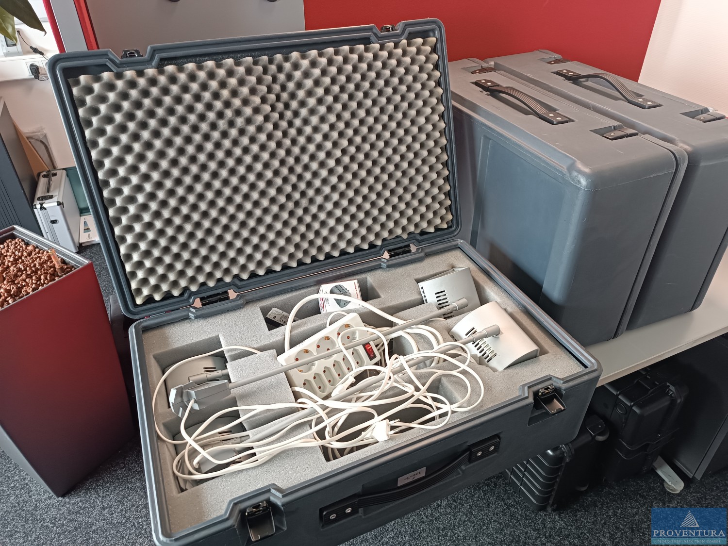 Versteigerung 14 Halogenleuchten 150W, Anschlusskabel, Ersatzleuchtmittel, Adapter für das Ausland, Hartschalenkoffer