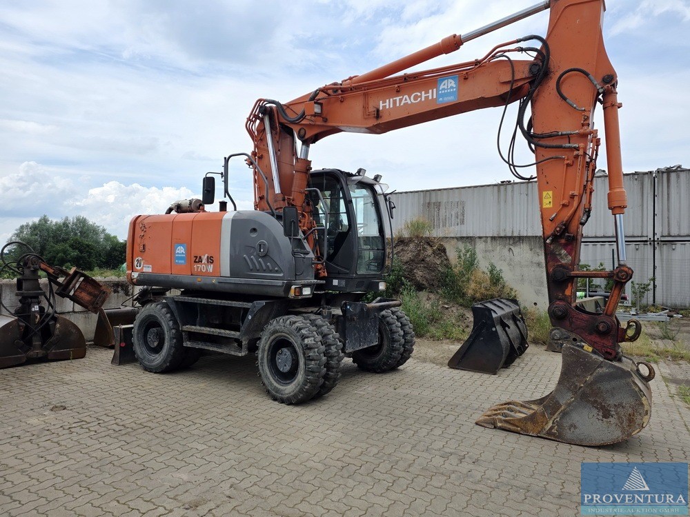 Liquidationsversteigerung: Mobilbagger HITACHI ZAXIS 170, Bj. 2009, 8.200 Std., Baggerlöffel, Langgutanhänger zul. GG 3.500 kg, div. Lager- und Sanitärcontainer