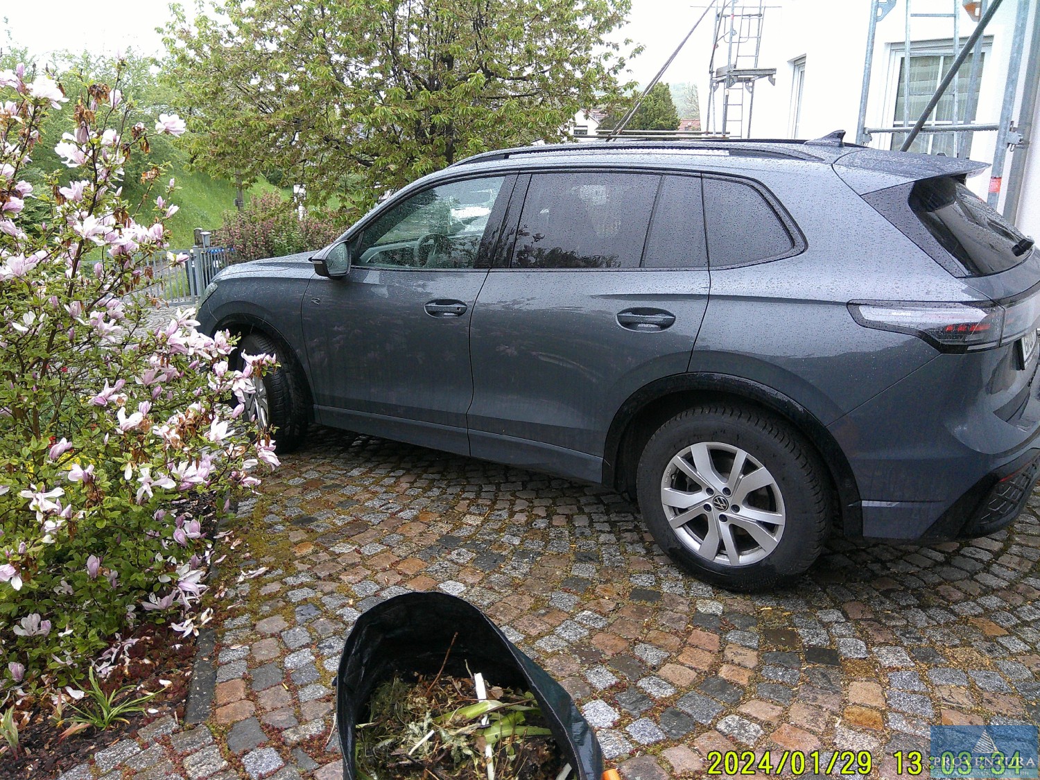 aus Insolvenz VW Tiguan 2.0 TDi R-Line 4Motion IQ.Drive EZ 2024 40.000 km - Kurze Laufzeit