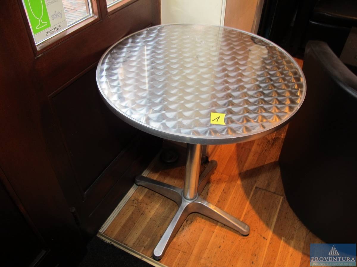 Terrassenbestuhlung bestehend aus 2 Klapptischen Holz/Metall