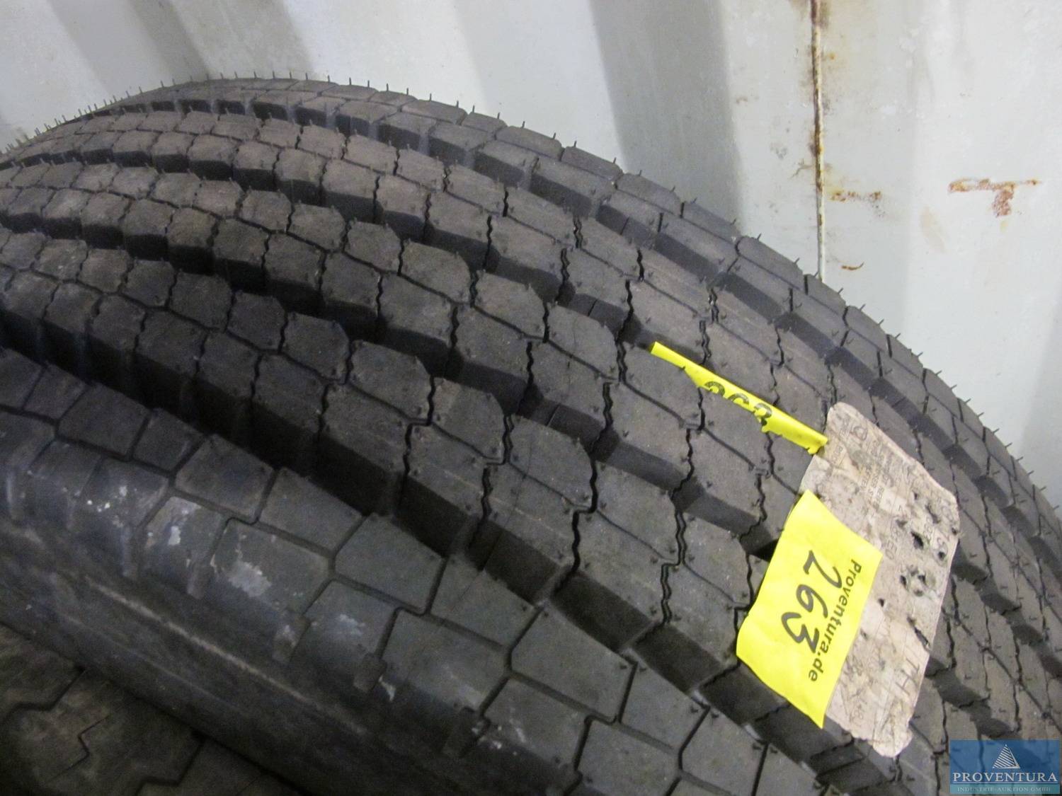 Lkw Rad Mit Neuwertigem Reifen MICHELIN X Incity 275 70R22 5 lkw-rad-mit-neuwertigem-reifen-michelin-x-incity-275-70r22-5