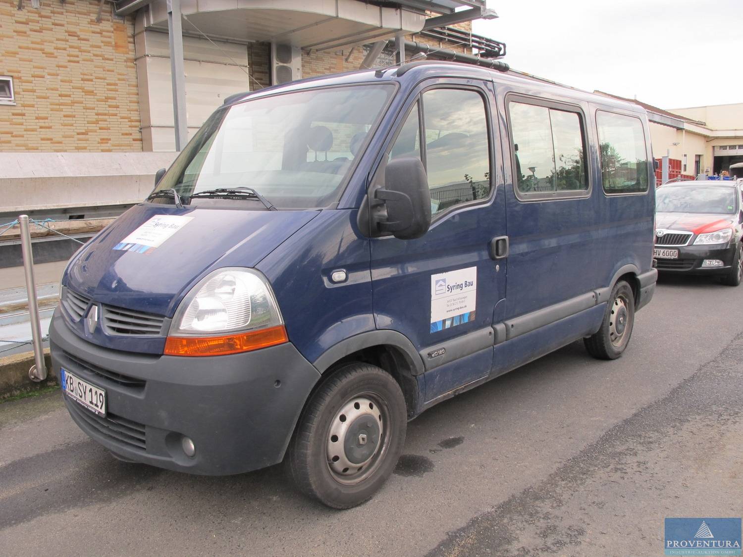 Zwei Fensterbusse RENAULT Master DCI 120