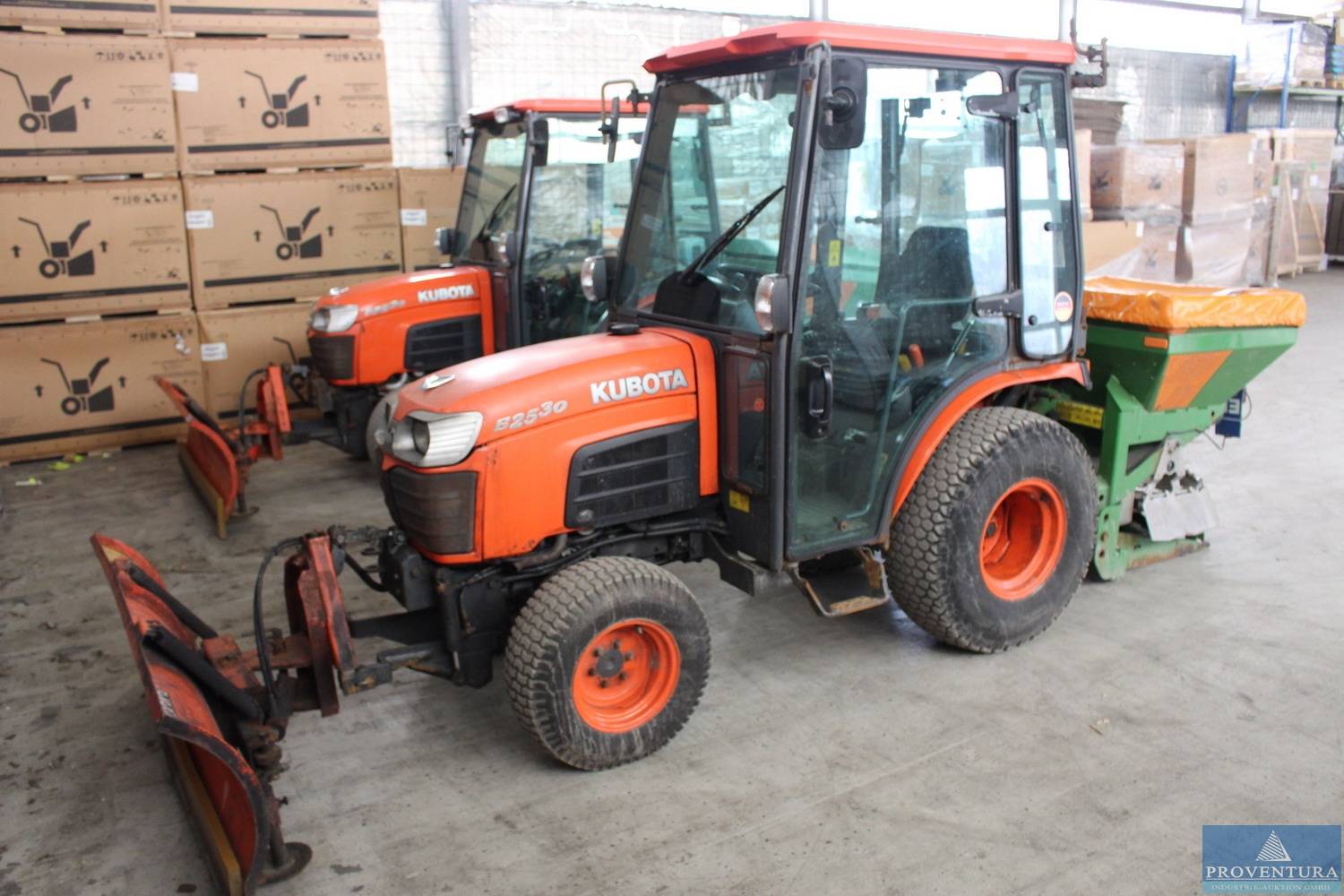 Zwei Winterdienstfahrzeuge KUBOTA B2530H-C und Saugkehrmaschine NILFISK Egholm Jungo Jet 3500