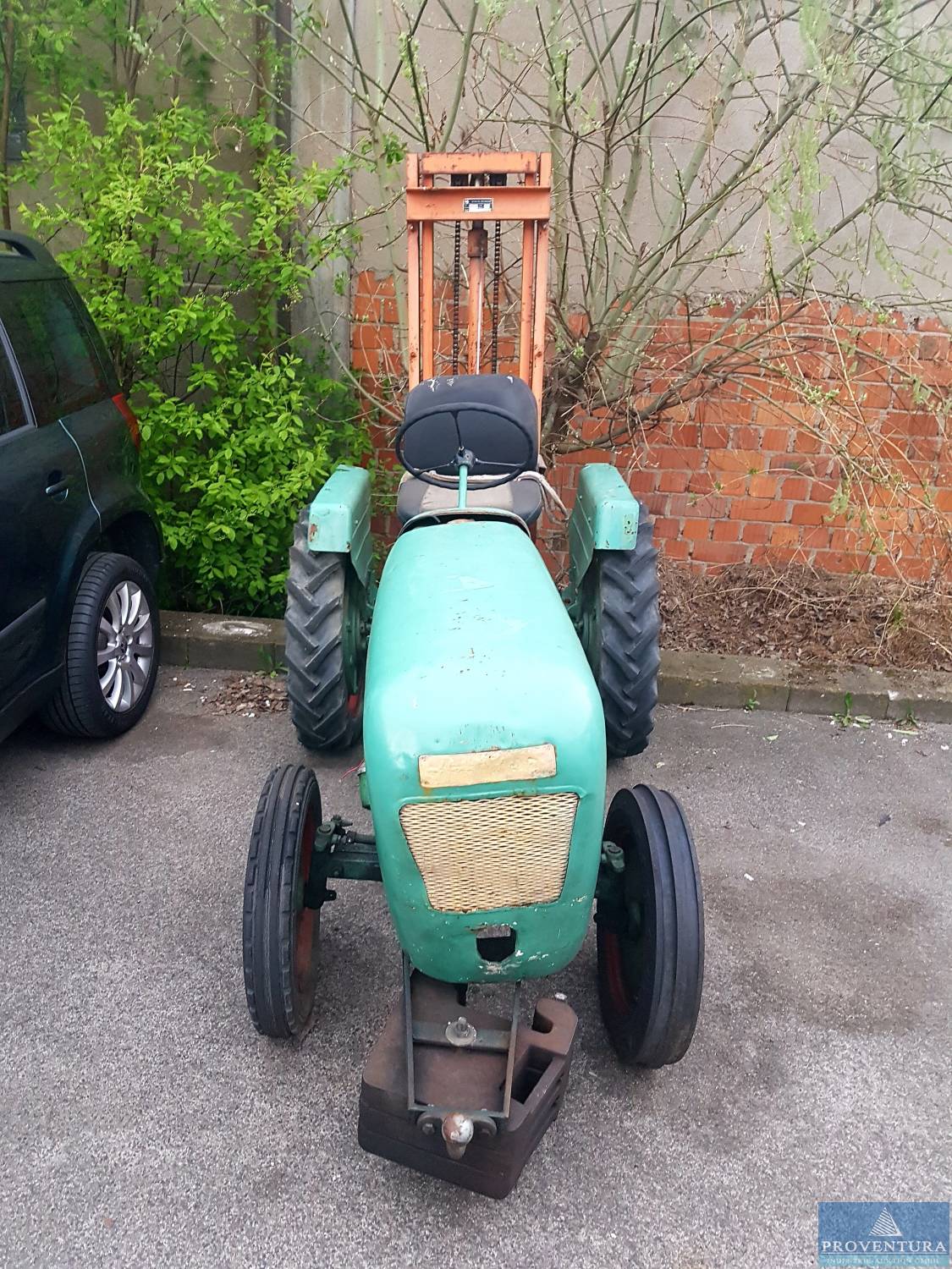historischer Traktor, Brühautomat für Schweine, LKW MAN LOX-L