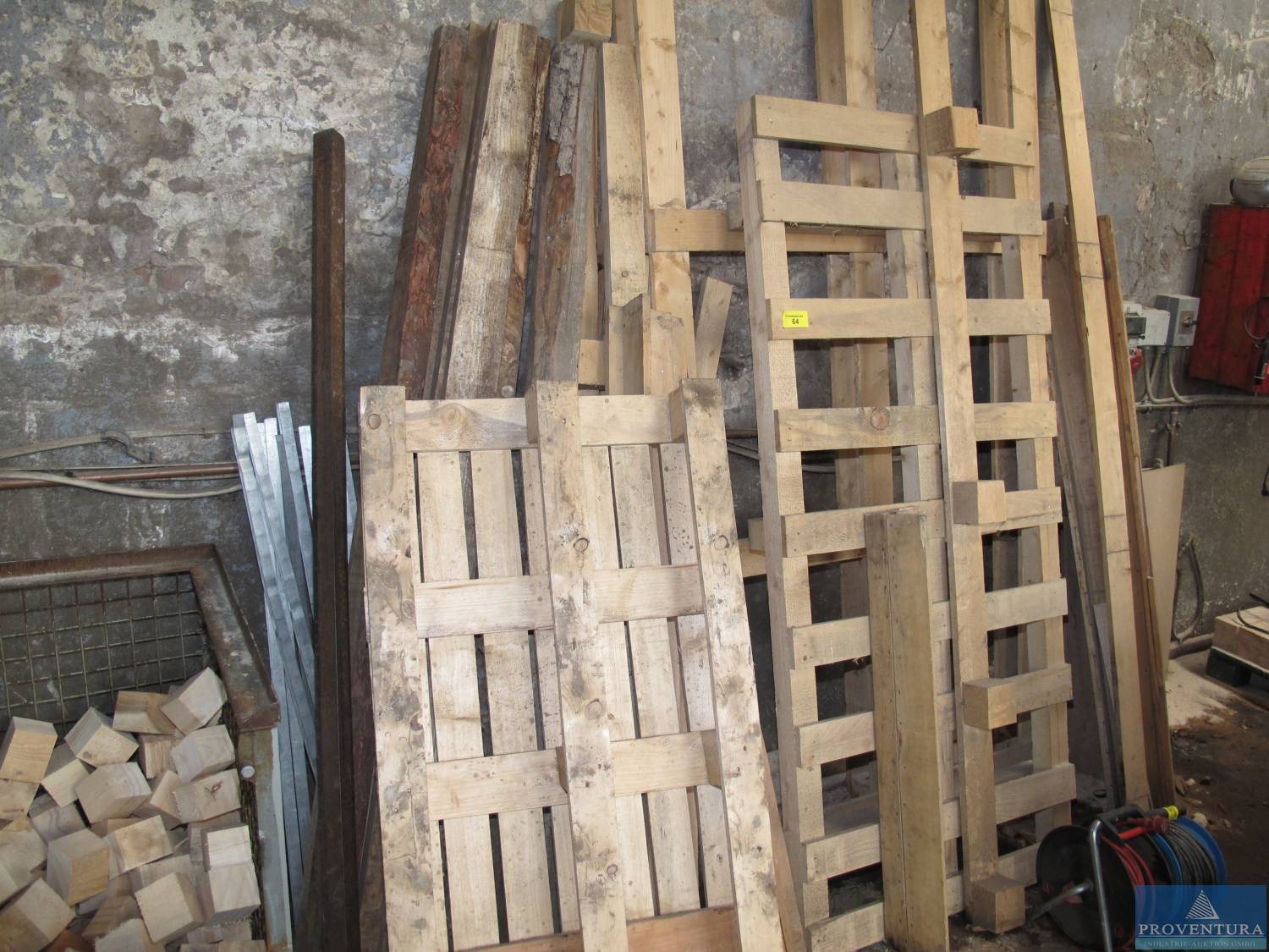Nachverkauf zur Online-Auktion: Palettenbau: Holzbearbeitung, Stapler und LKWs