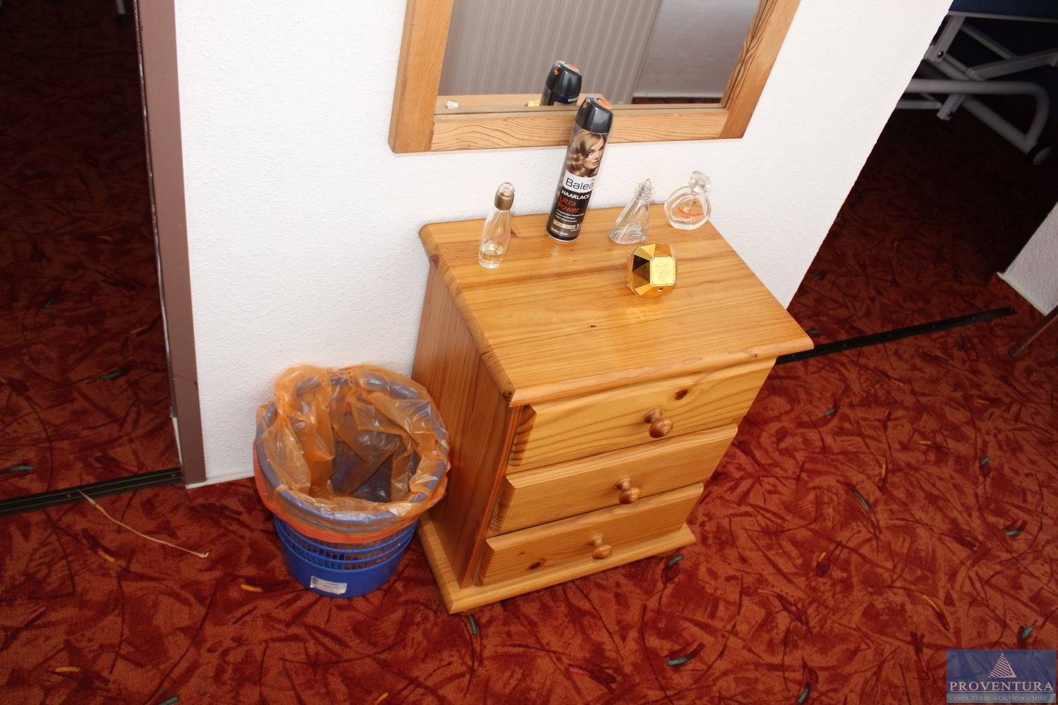 Möbel im Therapiebereich 2 Schränke | Proventura Online-Auktion