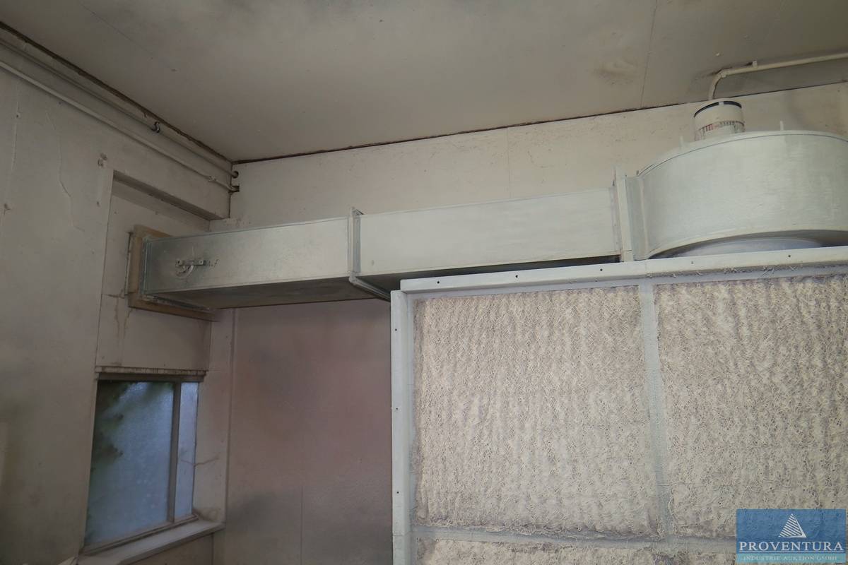 Farbnebelabsaugwand mit Abluftventilator und Abluftroh im Kastensystem