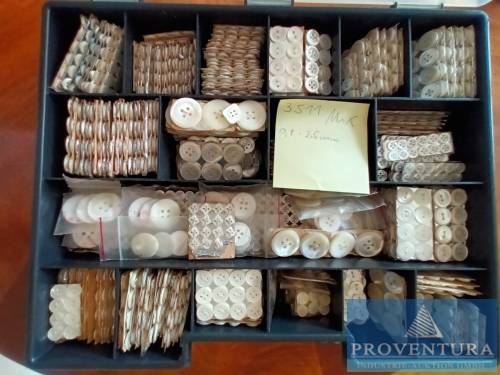 197.727 Perlmuttknöpfe, Gürtelschnallen, meist noch eingeschweisst – 80639 München – 21.07.2022 – 09:15:00 – Feedzy