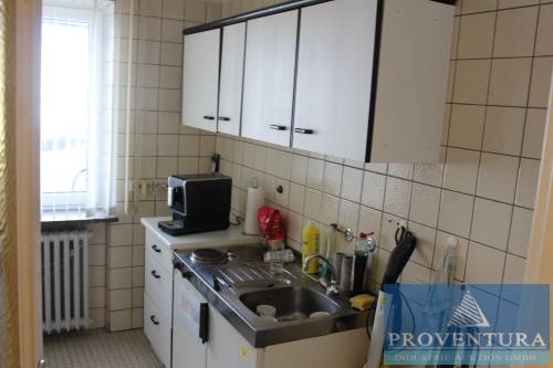 Pantryküche mit Unterschrank sowie 2 Hängeschränke