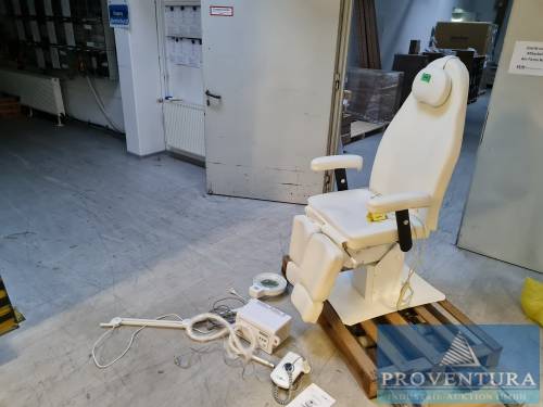 Fußpflegestuhl Lifter mit  Behandlungsgeräten